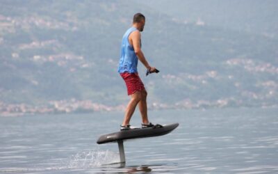 Come volare sull’acqua con l’E-Foil: la novità del surf